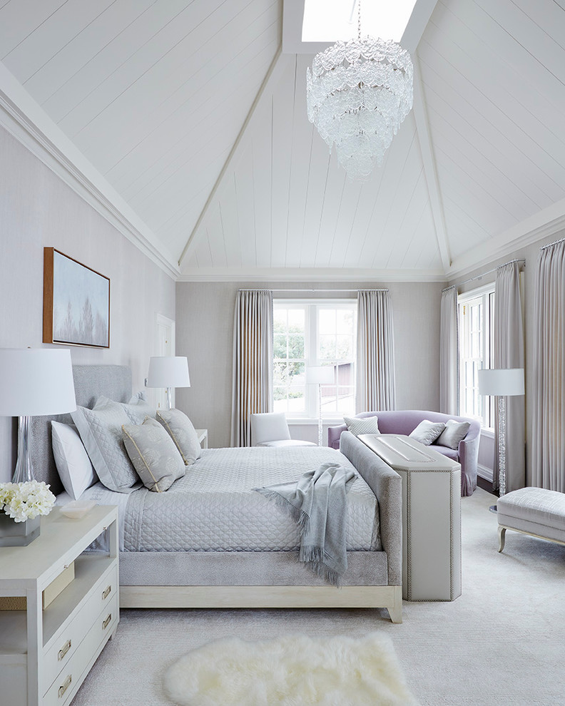Diseño de dormitorio principal y gris y blanco clásico renovado grande con paredes grises y moqueta