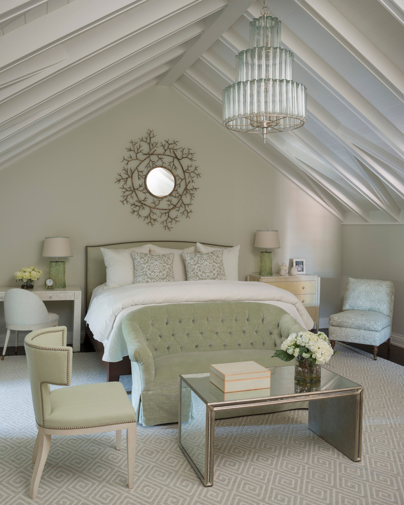 Imagen de habitación de invitados tradicional de tamaño medio con paredes rosas y suelo de madera oscura