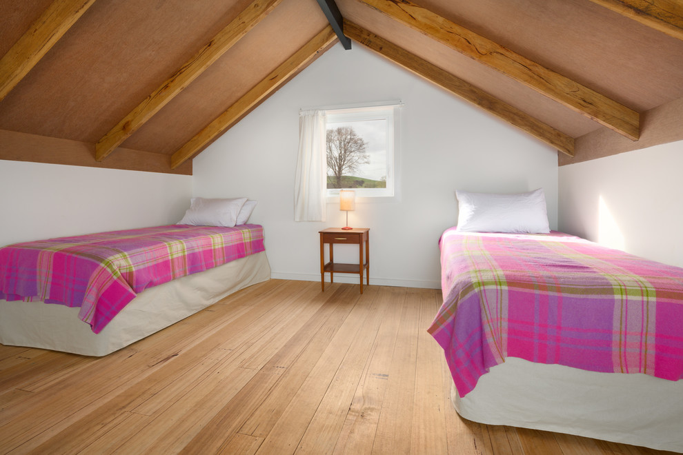 Kleines Stilmix Schlafzimmer im Loft-Style mit weißer Wandfarbe und hellem Holzboden in Sonstige
