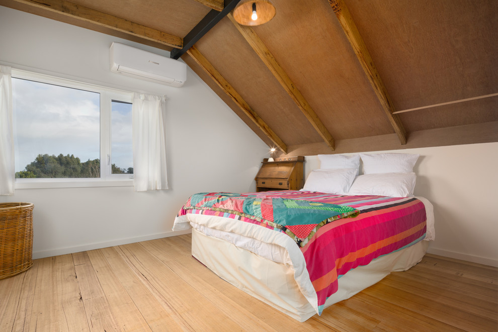 Стильный дизайн: спальня среднего размера на антресоли в стиле фьюжн с белыми стенами и светлым паркетным полом - последний тренд
