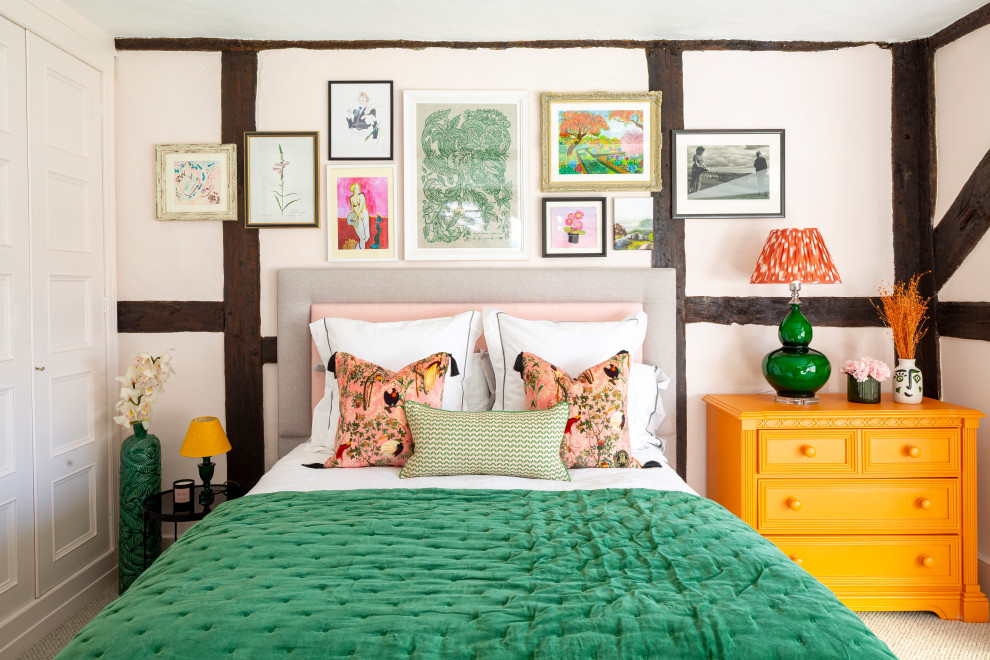 Стильный дизайн: большая гостевая спальня (комната для гостей) в стиле фьюжн с разноцветными стенами, ковровым покрытием и бежевым полом без камина - последний тренд