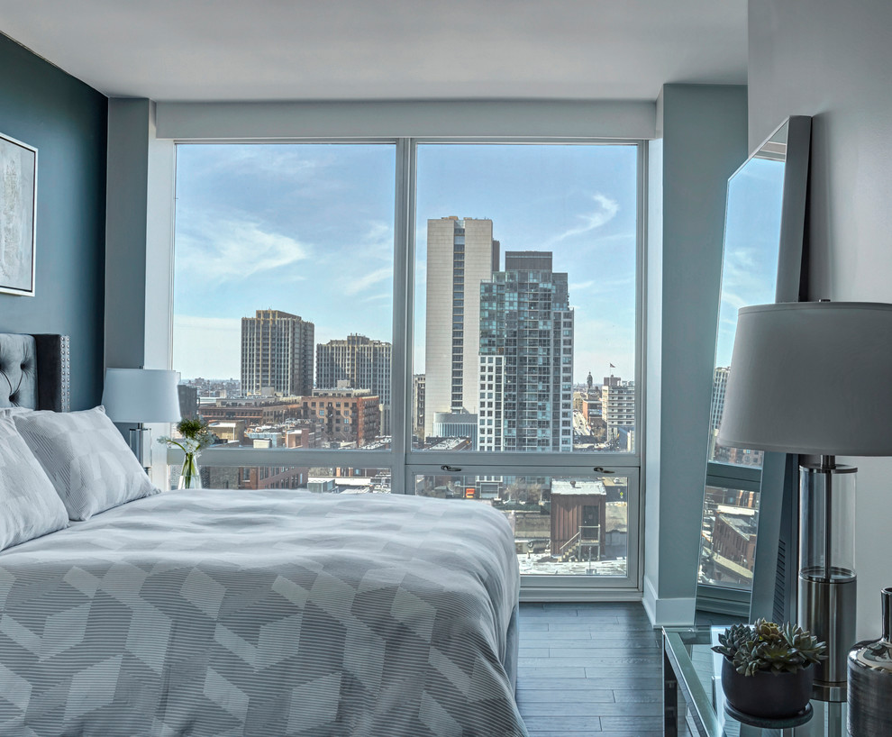 シカゴにある中くらいなコンテンポラリースタイルのおしゃれな客用寝室 (青い壁、無垢フローリング、グレーの床)