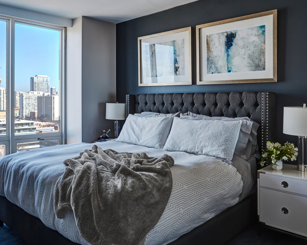 シカゴにある中くらいなコンテンポラリースタイルのおしゃれな主寝室 (青い壁、無垢フローリング、グレーの床) のレイアウト