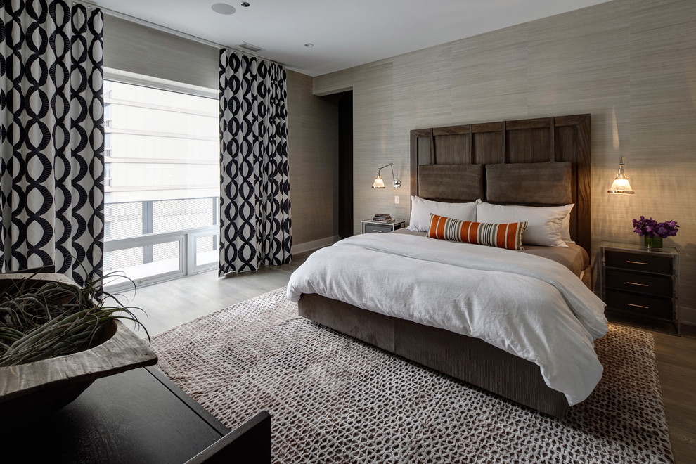 Foto de dormitorio tradicional renovado con paredes grises y suelo de madera en tonos medios