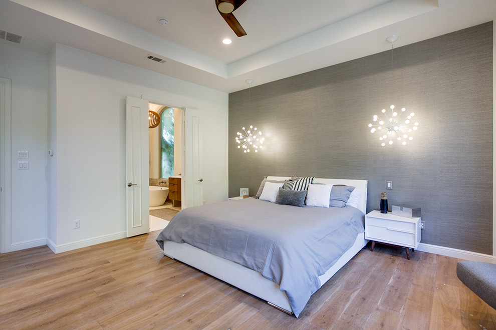 ダラスにある広いコンテンポラリースタイルのおしゃれな主寝室 (白い壁、淡色無垢フローリング、暖炉なし)