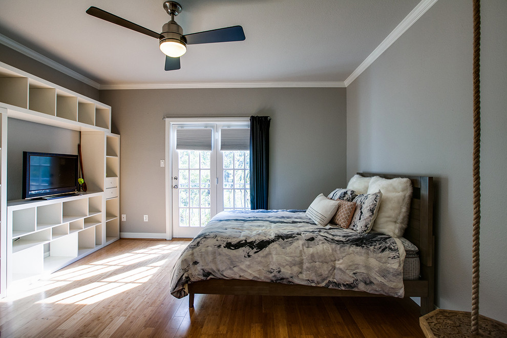 Imagen de habitación de invitados contemporánea de tamaño medio sin chimenea con paredes grises y suelo de madera clara