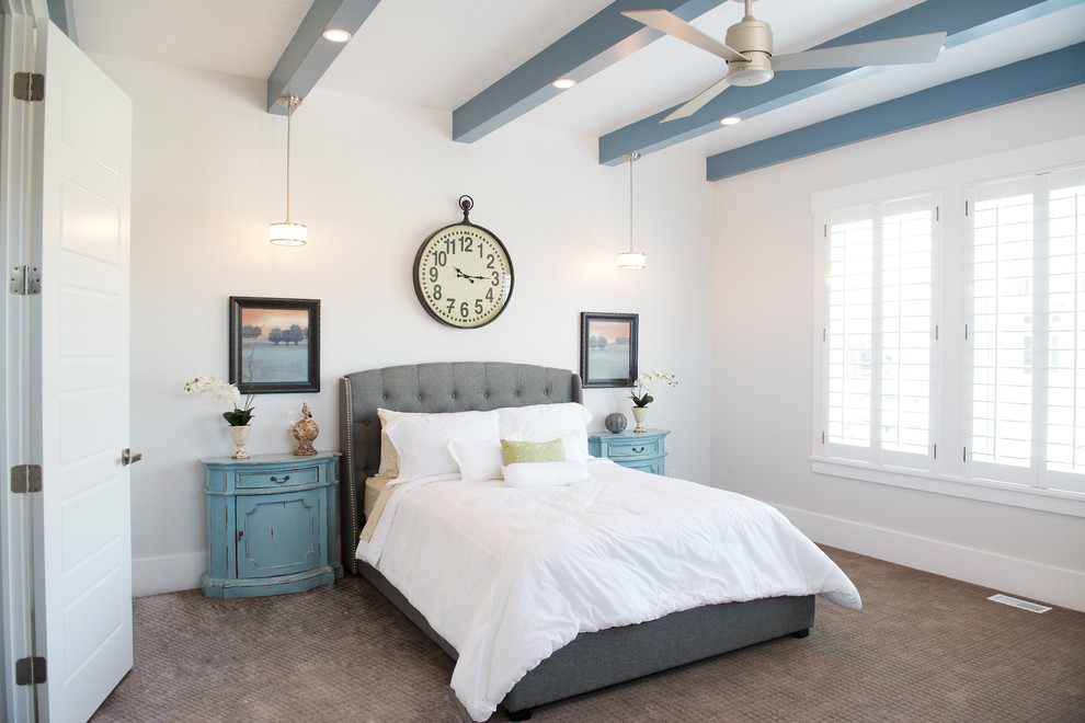 На фото: хозяйская спальня среднего размера в морском стиле с белыми стенами и ковровым покрытием без камина
