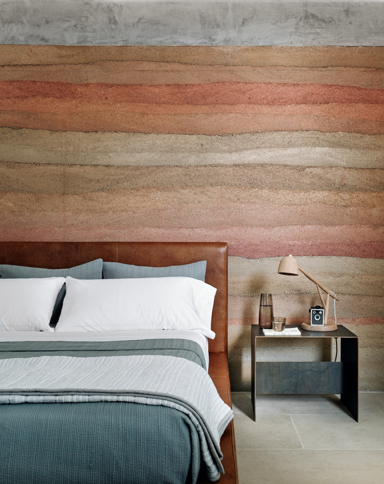 Foto di una camera da letto american style con pavimento in pietra calcarea, pareti multicolore e pavimento grigio