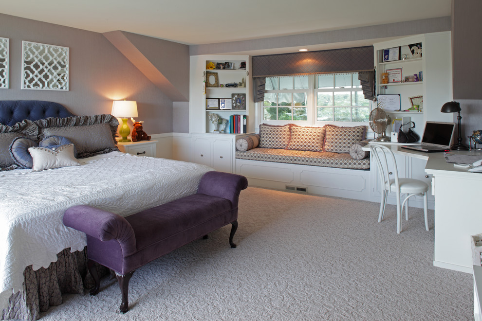 Aménagement d'une chambre avec moquette classique avec un mur gris.