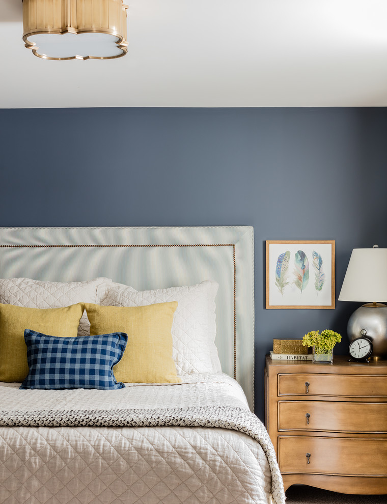 На фото: хозяйская спальня в морском стиле с синими стенами с