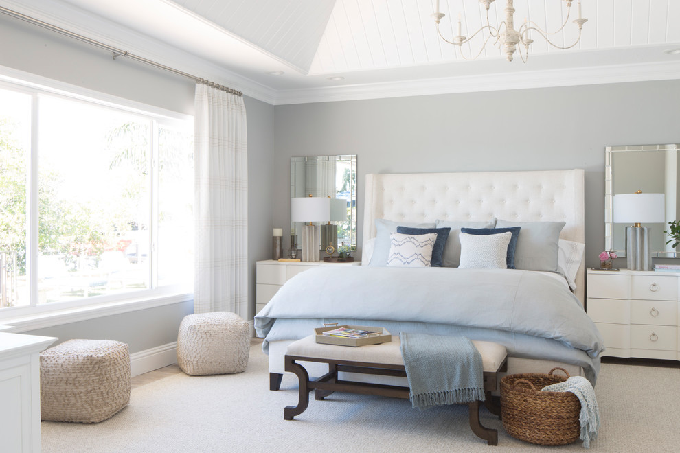 Источник вдохновения для домашнего уюта: хозяйская спальня в морском стиле с серыми стенами