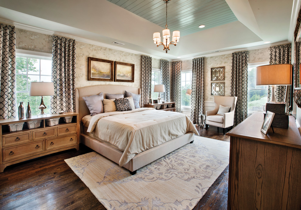 Modelo de dormitorio clásico renovado con paredes beige y suelo de madera oscura