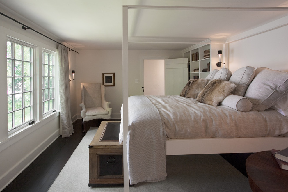 フィラデルフィアにあるラスティックスタイルのおしゃれな寝室 (白い壁、濃色無垢フローリング、暖炉なし)