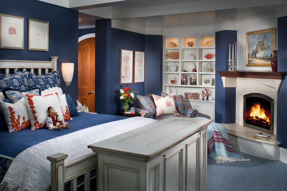 На фото: хозяйская спальня среднего размера в классическом стиле с ковровым покрытием, угловым камином, фасадом камина из камня и синими стенами