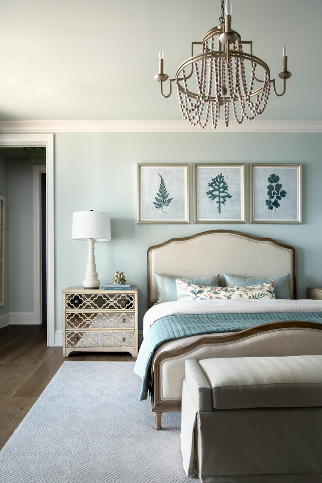 Idée de décoration pour une chambre d'amis tradition de taille moyenne avec un mur bleu, un sol en bois brun et un sol marron.