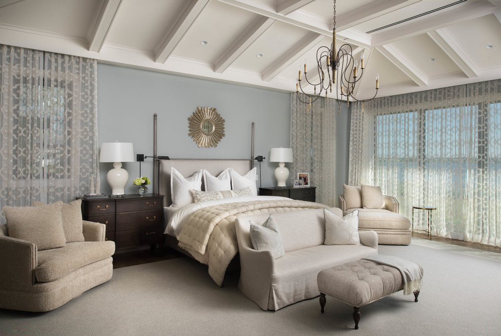 Пример оригинального дизайна: большая хозяйская, серо-белая спальня в стиле неоклассика (современная классика) с серыми стенами, паркетным полом среднего тона, коричневым полом, балками на потолке и тюлем
