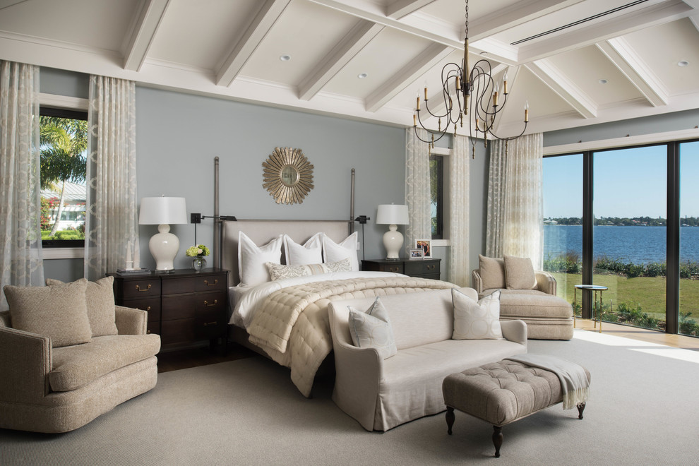 マイアミにある広いトラディショナルスタイルのおしゃれな主寝室 (グレーの壁、グレーの床、シアーカーテン、無垢フローリング、表し梁、白い天井) のインテリア