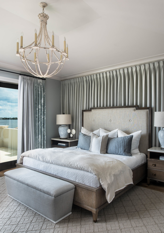 マイアミにある中くらいなトランジショナルスタイルのおしゃれな客用寝室 (グレーの壁、茶色い床、無垢フローリング、折り上げ天井、アクセントウォール、白い天井)