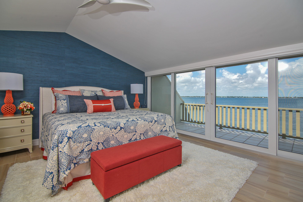 Immagine di una camera matrimoniale costiera di medie dimensioni con pareti blu e pavimento in gres porcellanato