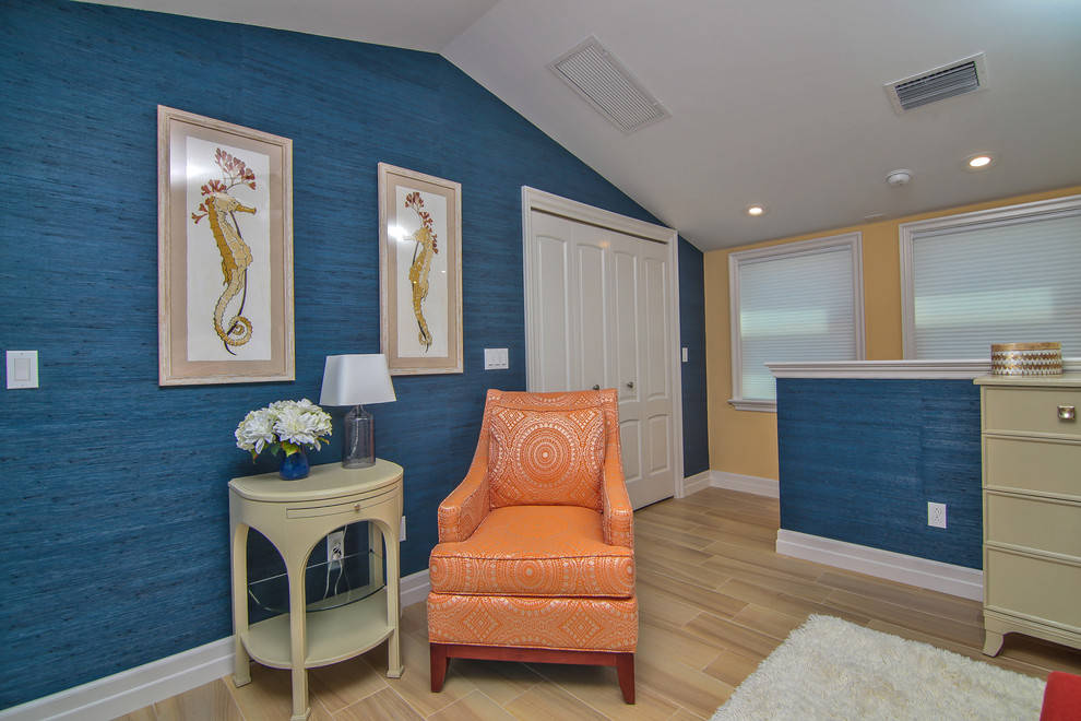 На фото: хозяйская спальня среднего размера в морском стиле с синими стенами и полом из керамогранита с