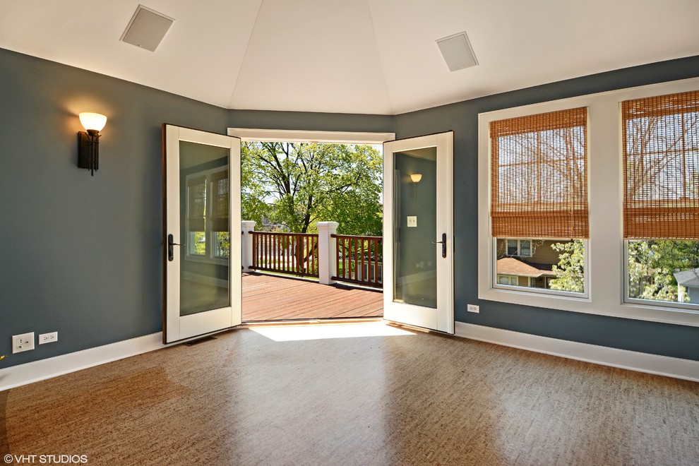 Exemple d'une grande chambre parentale craftsman avec un mur bleu, un sol en liège et aucune cheminée.