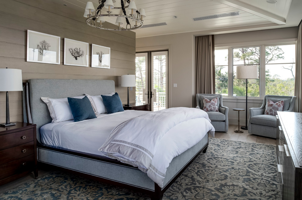 Стильный дизайн: большая хозяйская спальня в морском стиле с бежевыми стенами, светлым паркетным полом и бежевым полом - последний тренд