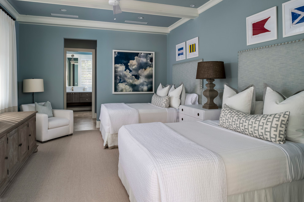 Свежая идея для дизайна: гостевая спальня среднего размера, (комната для гостей) в стиле неоклассика (современная классика) с синими стенами, полом из травертина и бежевым полом - отличное фото интерьера
