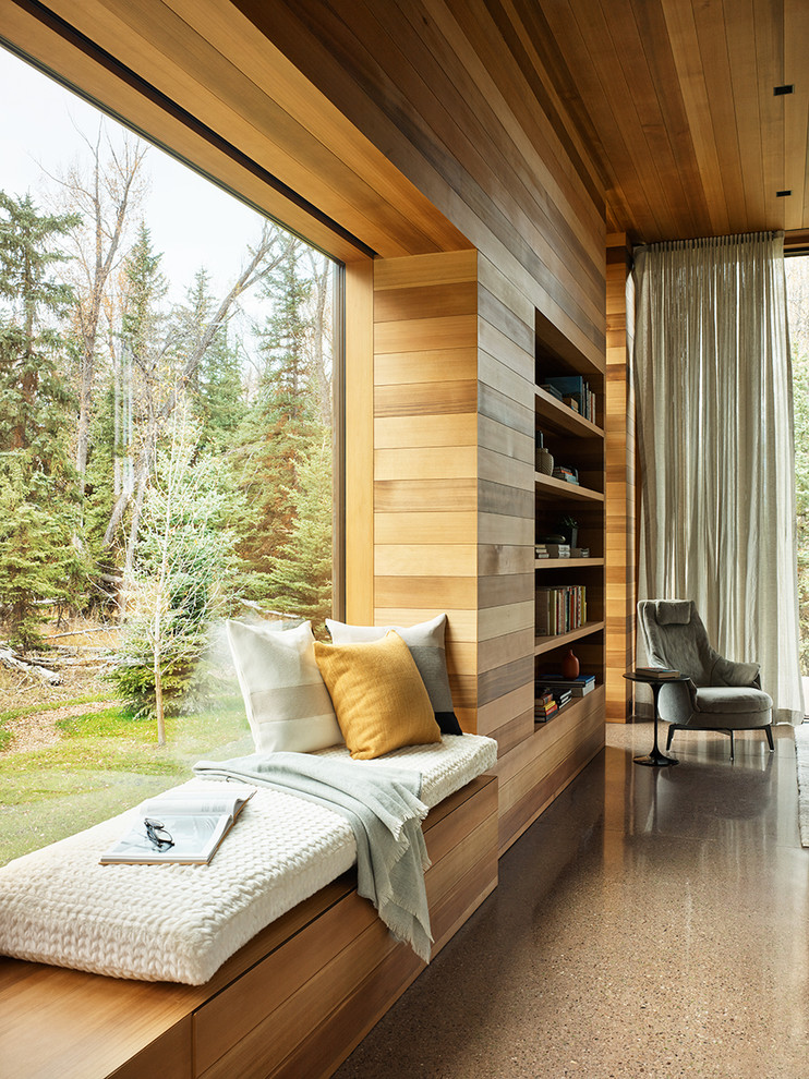 Modernes Hauptschlafzimmer ohne Kamin mit Betonboden, Holzdecke und Holzwänden in Sonstige