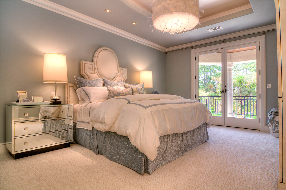 Modernes Schlafzimmer mit blauer Wandfarbe und Teppichboden in Houston