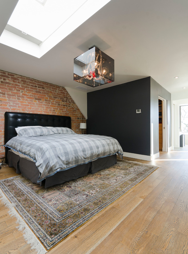 Modernes Schlafzimmer mit bunten Wänden und hellem Holzboden in Toronto
