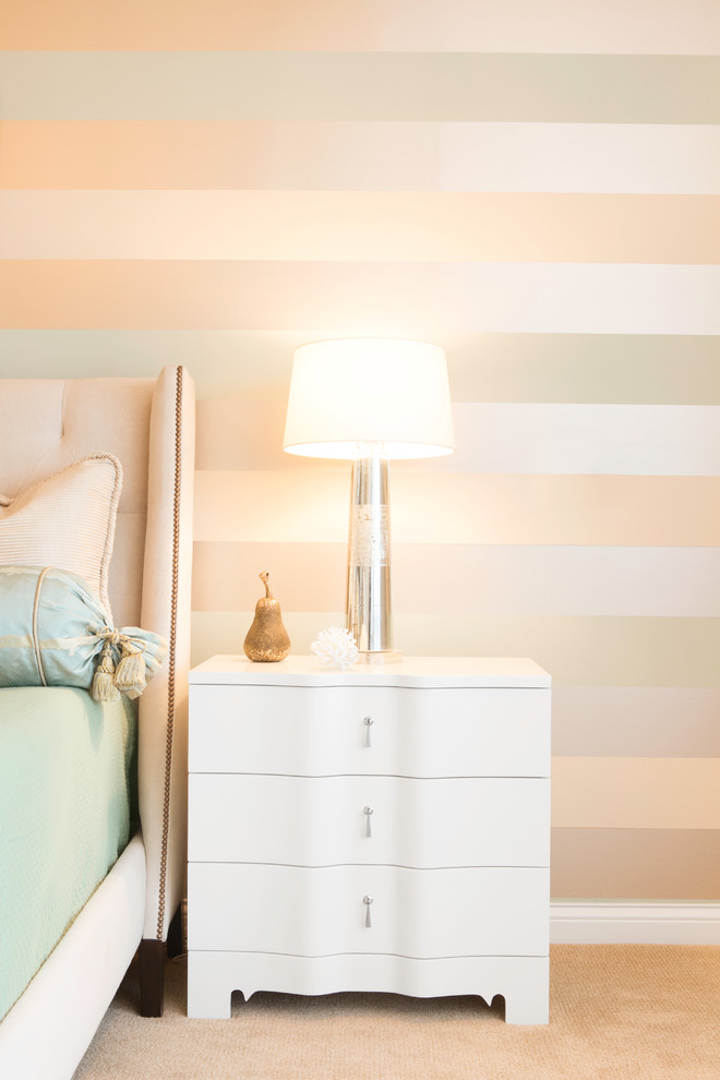 Foto de dormitorio principal clásico renovado grande sin chimenea con paredes multicolor, moqueta y suelo beige