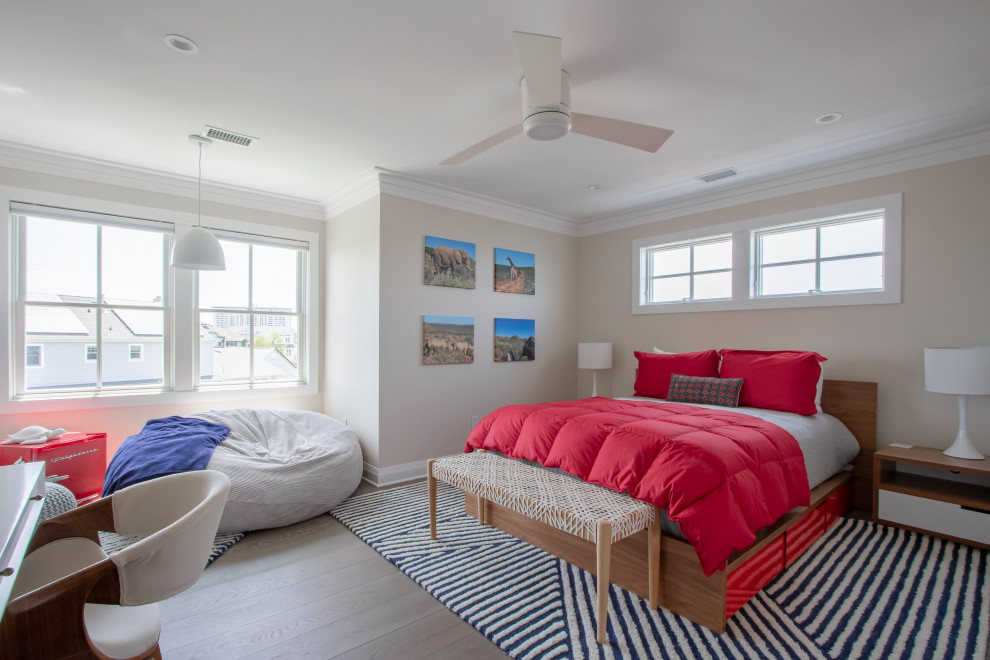 Maritimes Schlafzimmer mit beiger Wandfarbe, dunklem Holzboden und braunem Boden in New York