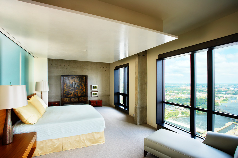 На фото: спальня в стиле лофт с бежевыми стенами и ковровым покрытием
