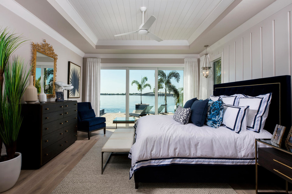 Modelo de habitación de invitados tropical de tamaño medio sin chimenea con paredes grises, moqueta y suelo gris