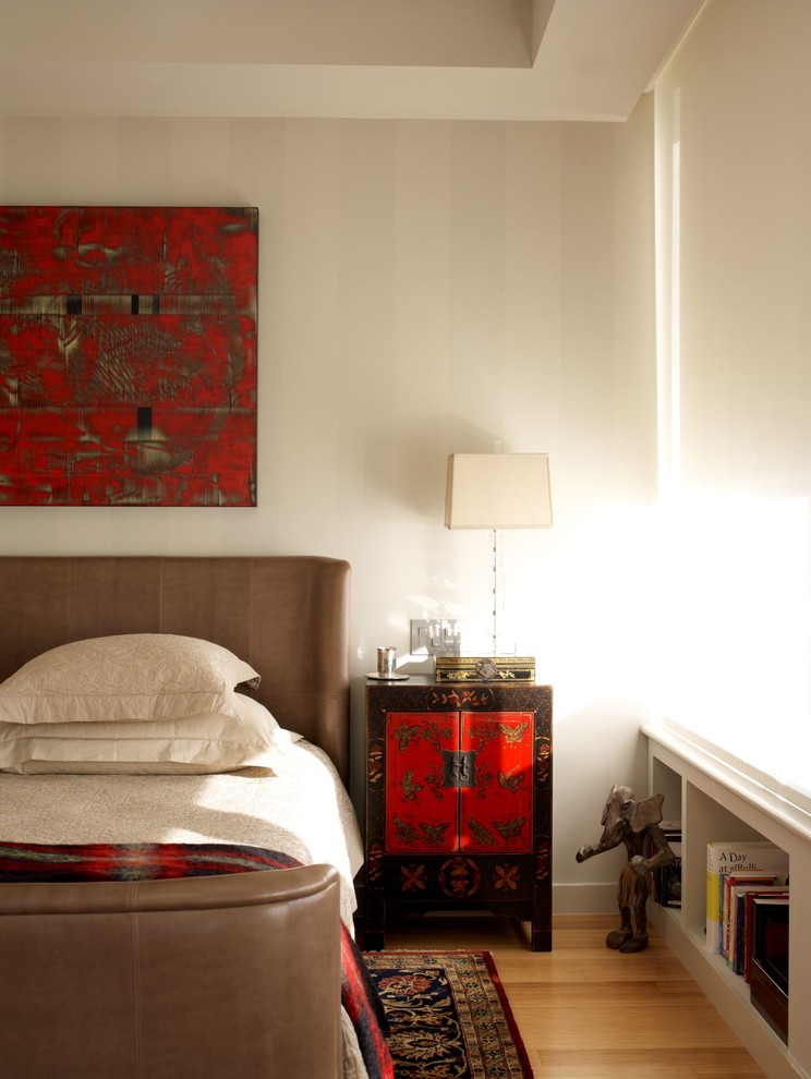 Foto på ett funkis sovrum, med beige väggar och ljust trägolv