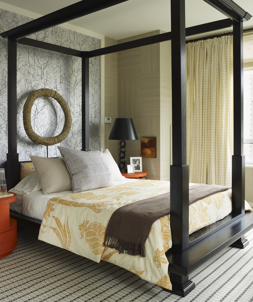 Идея дизайна: спальня в стиле фьюжн с разноцветными стенами и ковровым покрытием