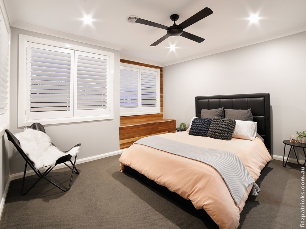 Свежая идея для дизайна: хозяйская спальня в современном стиле с ковровым покрытием без камина - отличное фото интерьера