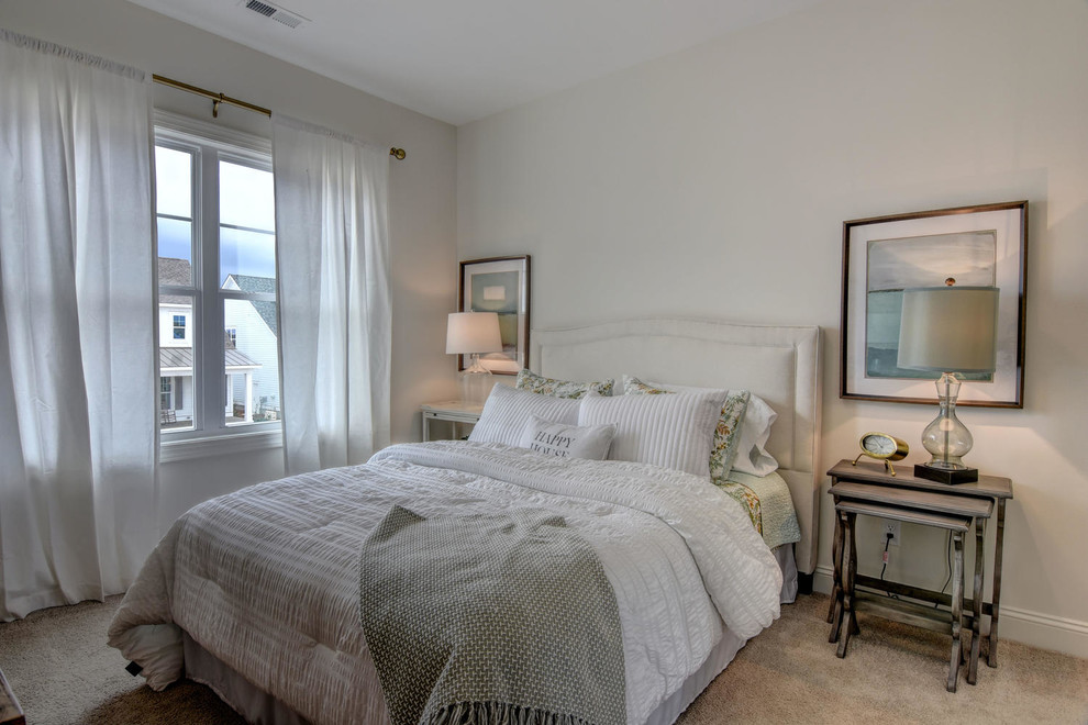 Идея дизайна: гостевая спальня среднего размера, (комната для гостей) в стиле неоклассика (современная классика) с белыми стенами, ковровым покрытием и коричневым полом без камина