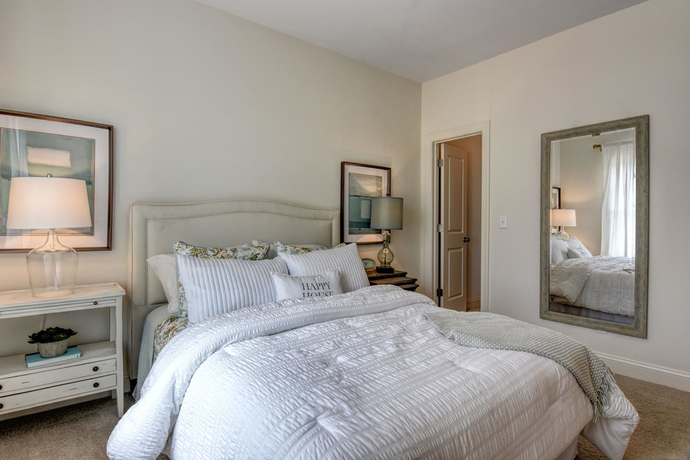 Imagen de habitación de invitados clásica renovada de tamaño medio sin chimenea con paredes blancas, moqueta y suelo marrón
