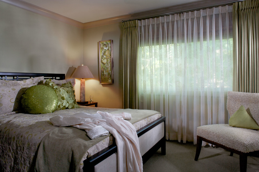 Idee per una camera degli ospiti minimalista con pareti verdi, moquette e nessun camino