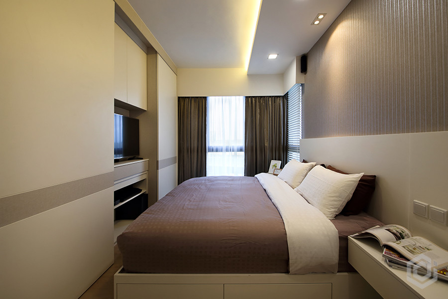 Imagen de dormitorio principal minimalista pequeño con paredes blancas