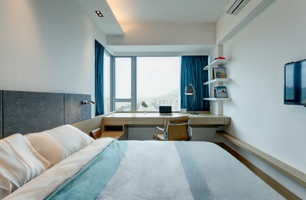 Imagen de dormitorio televisión actual sin chimenea con paredes blancas