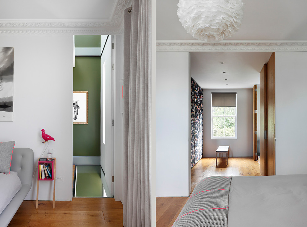 Idéer för ett mellanstort modernt huvudsovrum, med vita väggar, mellanmörkt trägolv och brunt golv