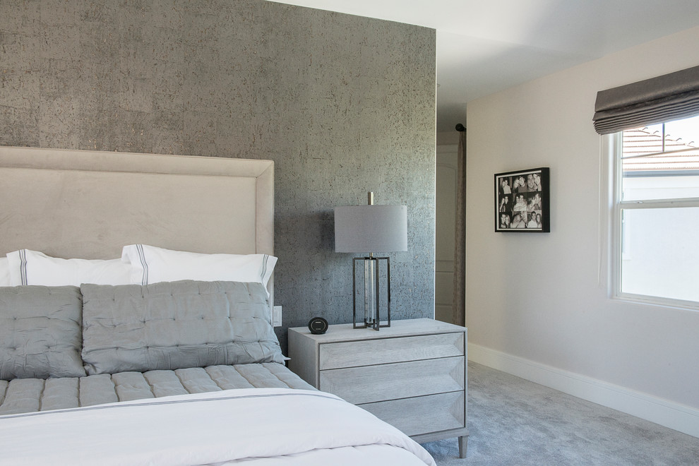 Imagen de dormitorio principal contemporáneo de tamaño medio con paredes grises, moqueta y suelo gris
