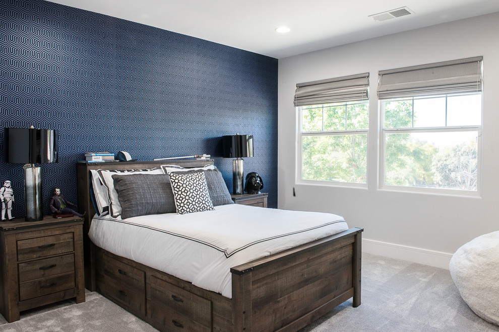Cette image montre une chambre traditionnelle de taille moyenne avec un mur bleu et un sol gris.