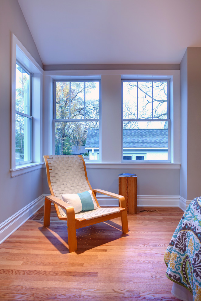 Foto de dormitorio principal clásico de tamaño medio con paredes grises y suelo de madera en tonos medios