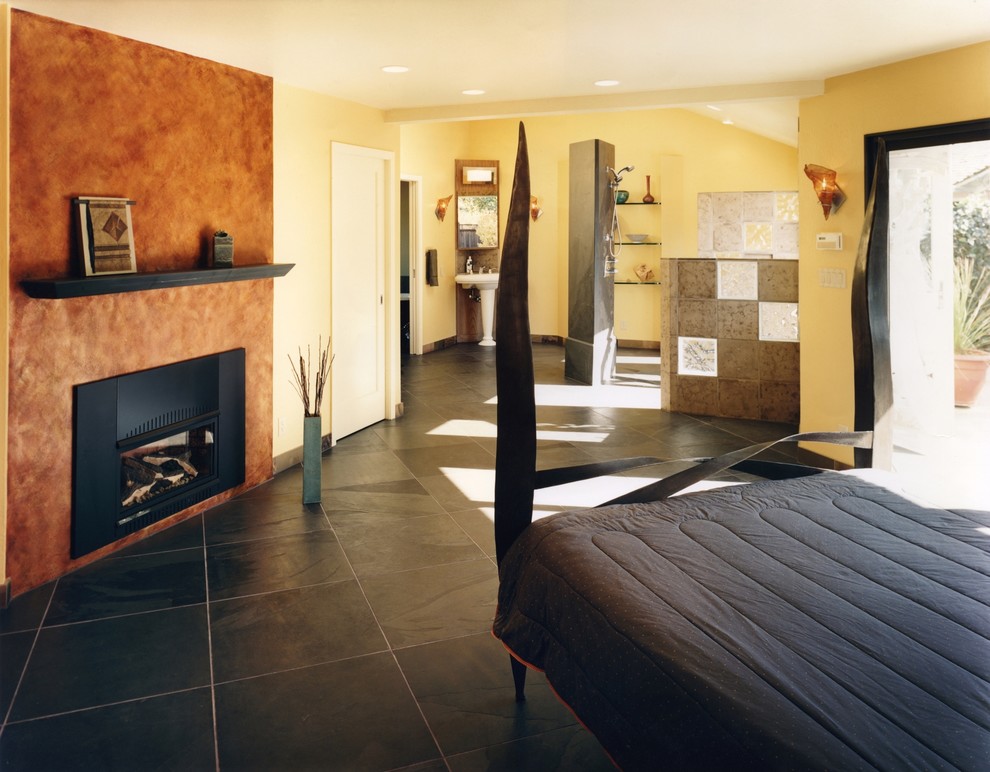 Idées déco pour une chambre contemporaine avec un sol en carrelage de porcelaine, une cheminée standard et un manteau de cheminée en bois.