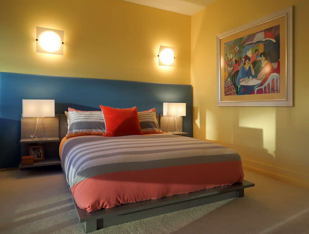 Inspiration för mellanstora moderna gästrum, med gula väggar och heltäckningsmatta