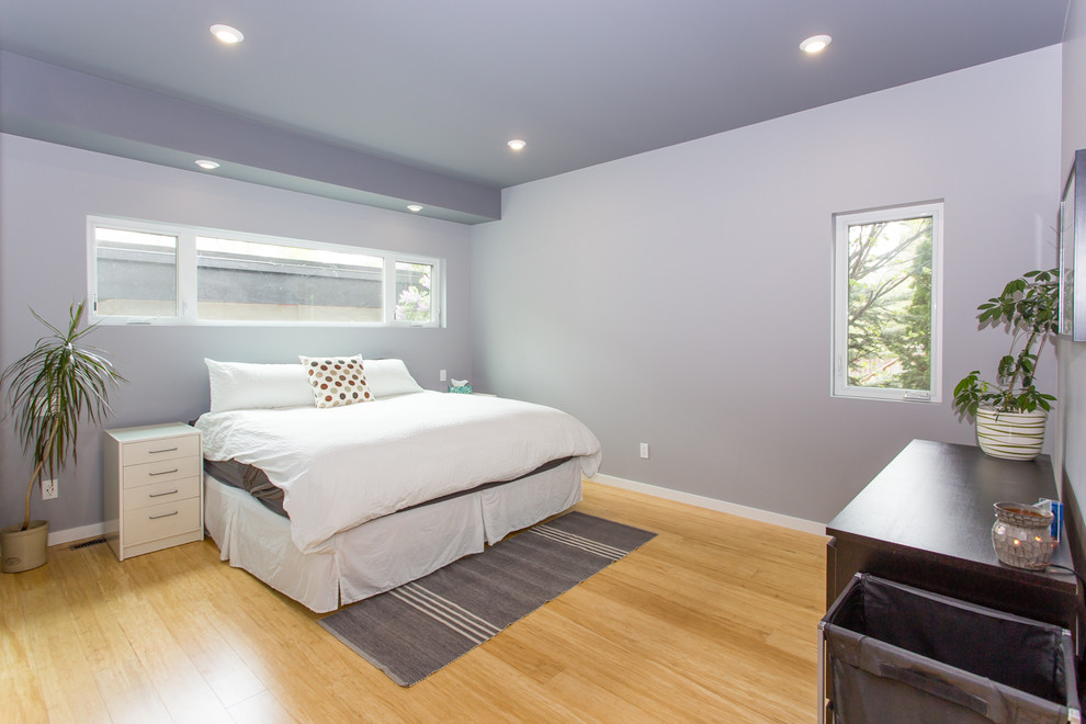 Источник вдохновения для домашнего уюта: хозяйская спальня среднего размера в современном стиле с серыми стенами и полом из бамбука без камина