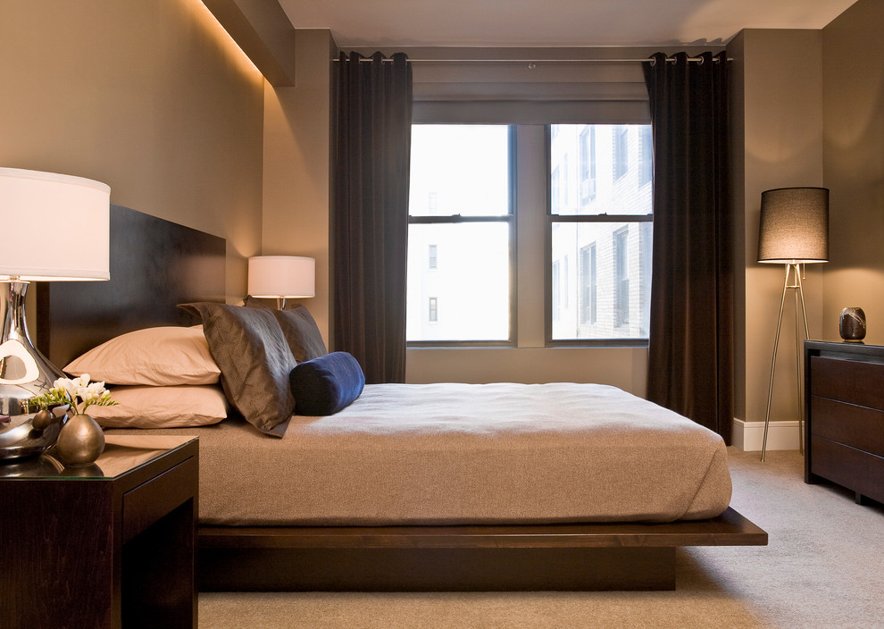 На фото: хозяйская спальня среднего размера в современном стиле с бежевыми стенами и ковровым покрытием без камина с